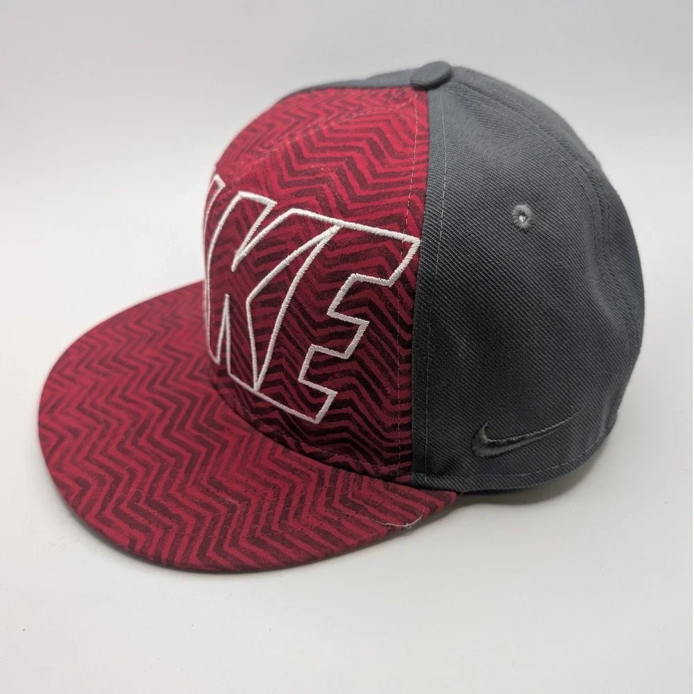 Nike Spellout Kids Snapback Hat Red‎ Chevron Grey Flat Brim Adjustable Cap OSFM